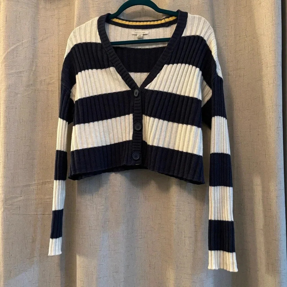 American Eagle Size M Juniors Button Up Cropped Sweater. Blue and White V-Neck